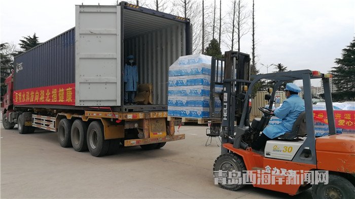 首批包裝直飲水裝車發(fā)運。孫啟攝.jpg