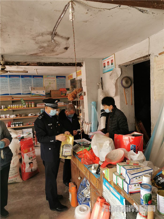 圖1為西海岸新區農業綜合行政執法大隊執法人員在辛安街道農藥店檢查。.jpg